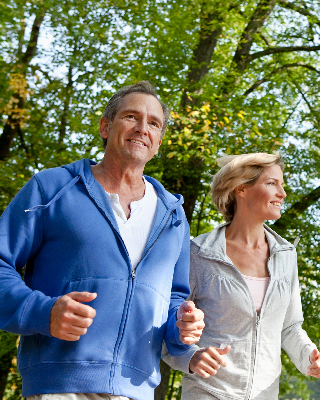älteres ehepaar am joggen