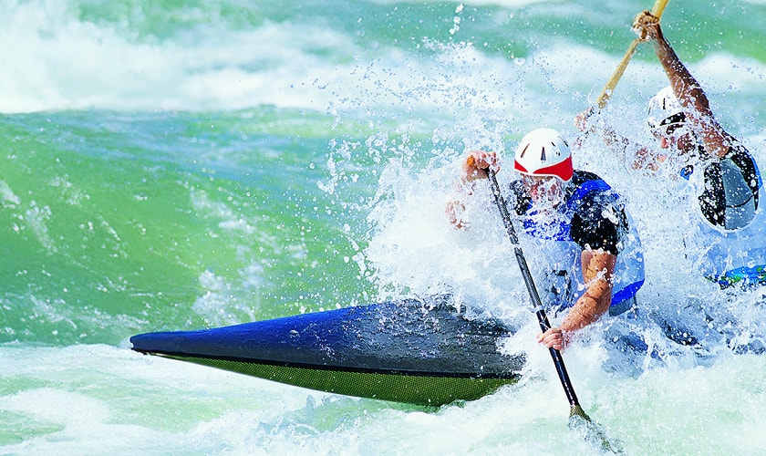 zwei Wanderer besteigen einen Berg
