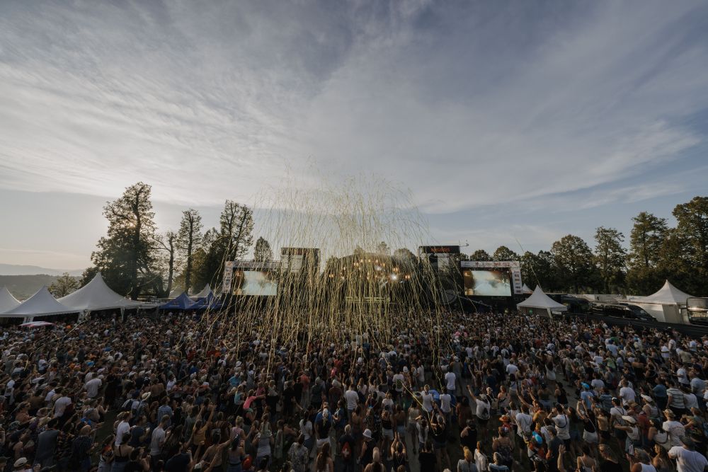 Bild des Festivalgelände mit viel Publikum am Heitere