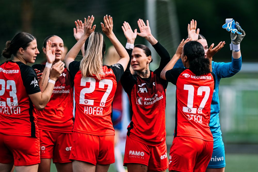 FC Aarau Frauen schlagen ein während einem Spiel auf dem Feld. 