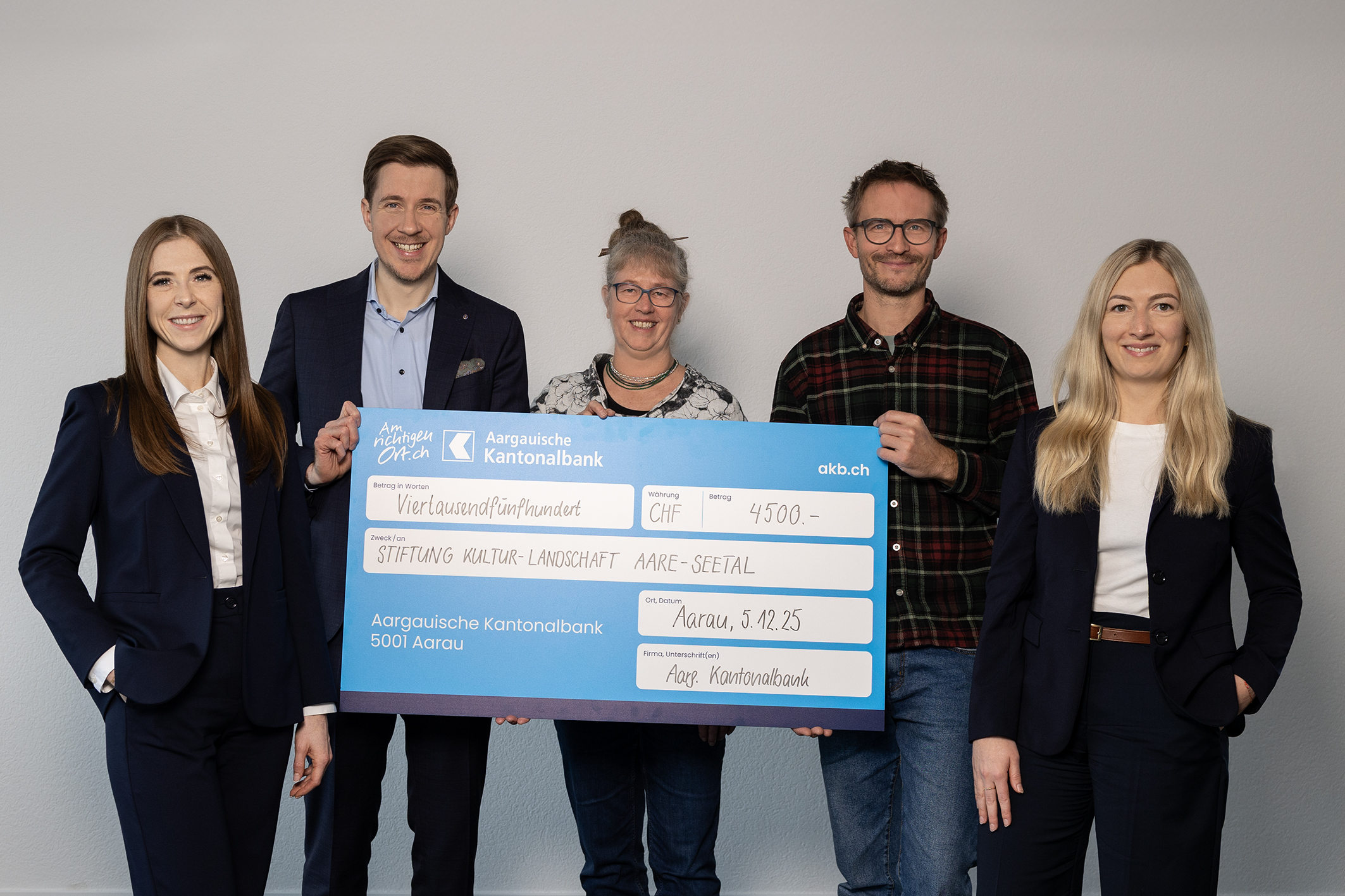 Weihnachtsspende an die Stiftung KLAS